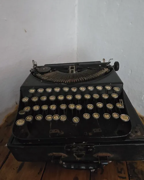 Máquina de escribir antigua sobre un carrete de madera