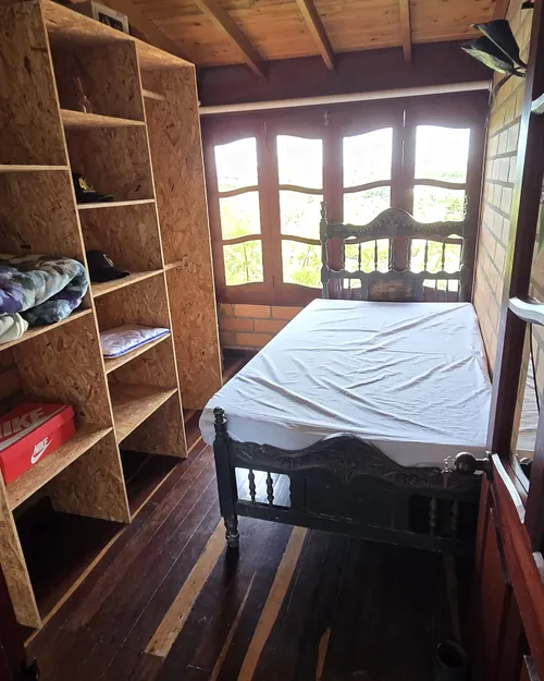 Habitación bajo el techo de madera con acceso a la terraza