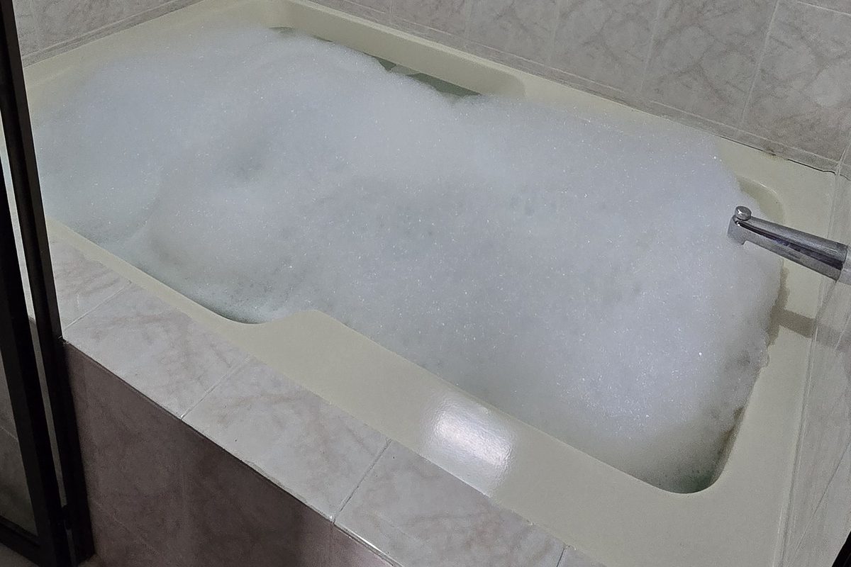 Jacuzzi con espuma dentro de la casa de La Amalita
