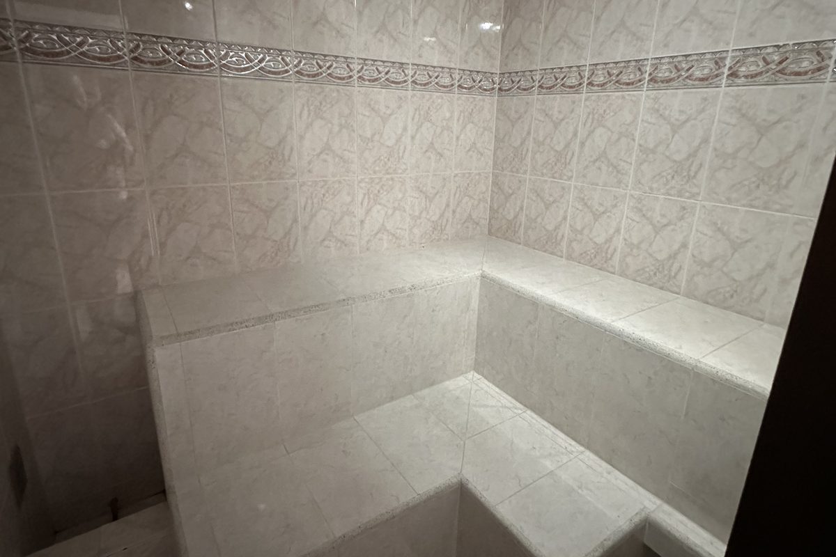 Interior del baño turco de La Amalita, enchapado en mármol con banca de obra